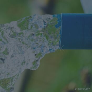 Sauberes Wasser läuft aus Rohr raus